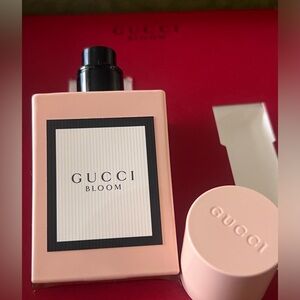 Gucci bloom eau de perfume 1.0oz used 1 time. Came in a set keeping the lipstick